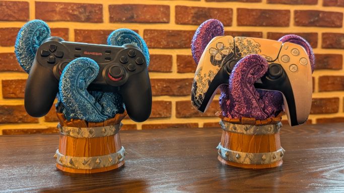 3D-gedrucktes Fass mit Tentakel als Controllerhalter