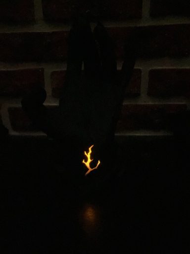 3D-gedruckte Dämonenhand als Controllerhalter mit Licht