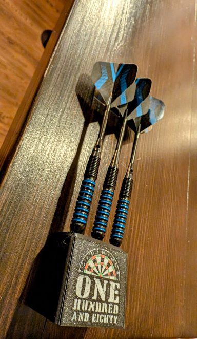 3D-gedruckter platzsparender Dart-Halter für 3 Pfeile mit Schild