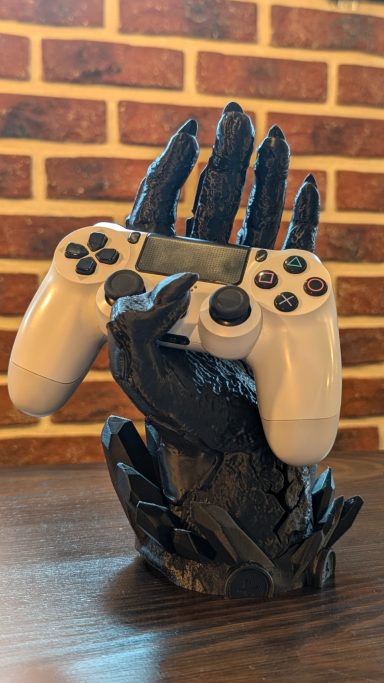 3D-gedruckte Dämonenhand als Controllerhalter mit Licht