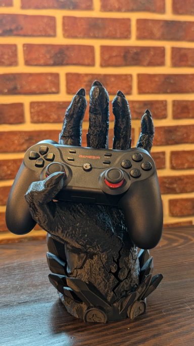 3D-gedruckte Dämonenhand als Controllerhalter mit Licht